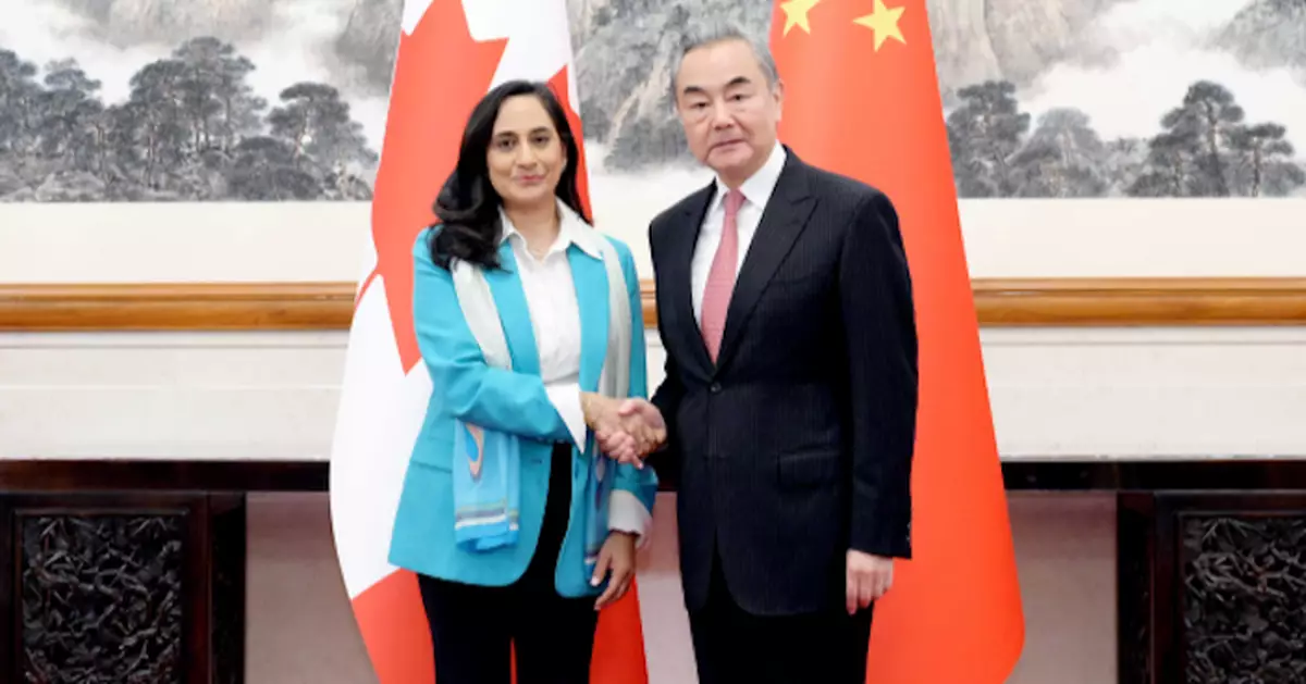 王毅北京晤加拿大外長阿南德 稱中國願同加國重建互信