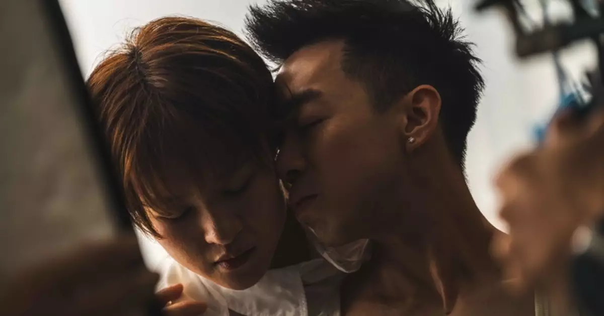 跨性別歌手胡肇賢首度挑戰情歌 岑樂怡任MV女主角與SY面貼面親密共舞