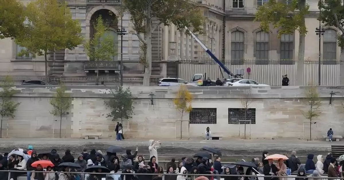 羅浮宮遭遇百年最慘竊案　四分鐘偷九件「拿破崙珠寶」　170年王冠摔成碎片