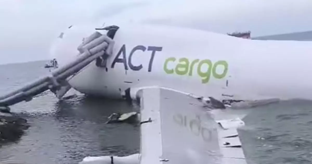 杜拜來港貨機降落時衝出跑道撞地勤車後墮海 兩地勤死亡機組人員無礙