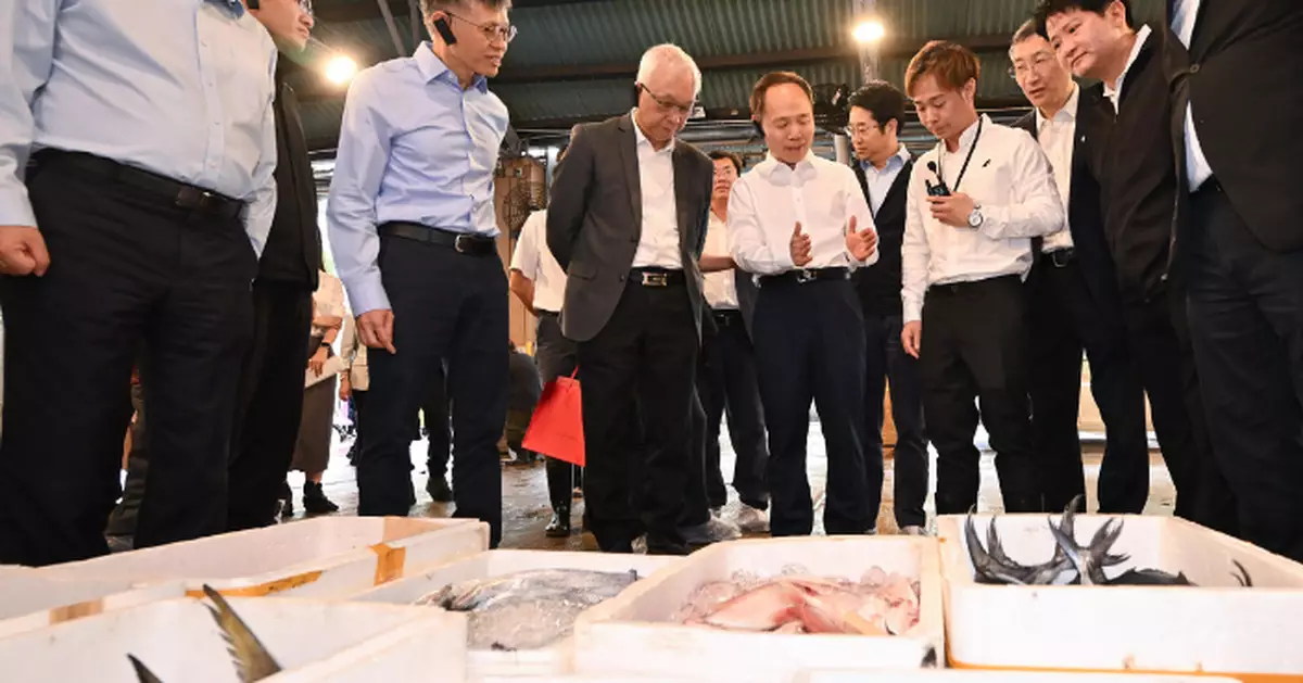 謝展寰陪同國家農業農村部代表團 參觀香港仔魚類批發市場