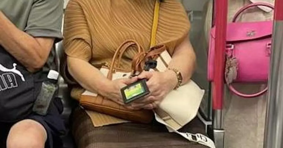 長者坐港鐵關愛座全程Show 「樂悠咭」自保 目擊者：搭程車都好大壓力