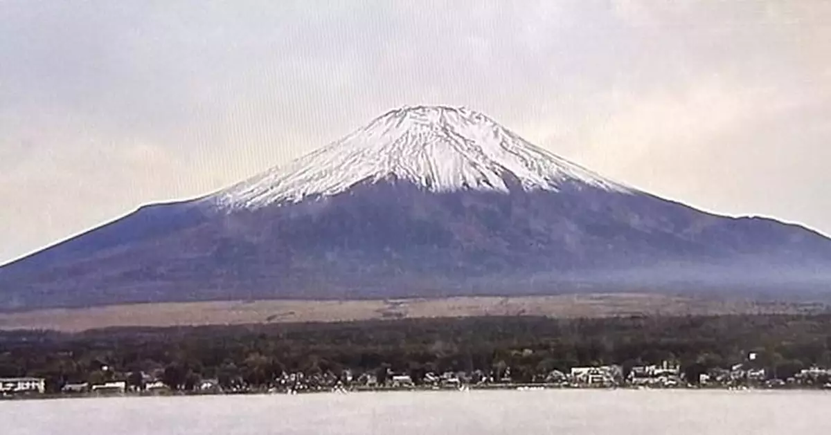 日本富士山迎來初冠雪 較往年平均遲了21日