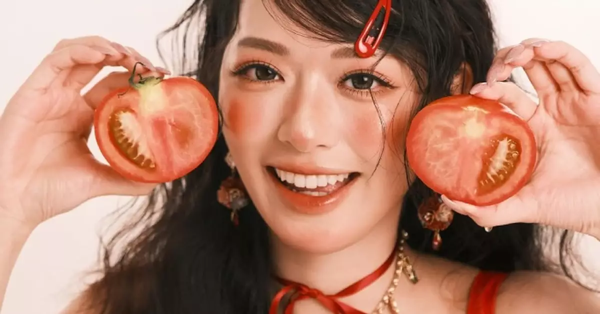 馮盈盈拍蕃茄主題寫真 低胸小背心驕傲人身材