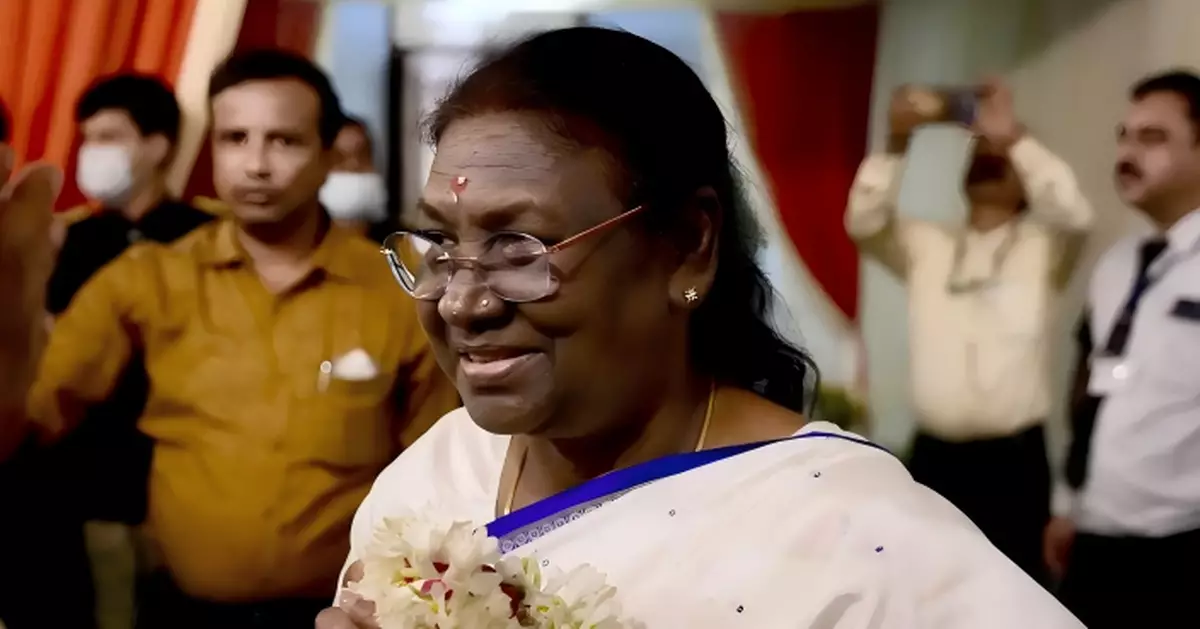 印度總統直升機降落停機坪地面突塌陷 警消徒手推離避險畫面曝光