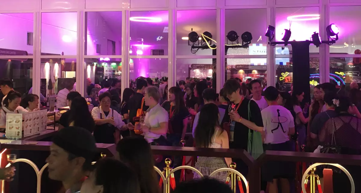 今年活動開放至午夜，吸引不少旅客與市民留連。巴士的報記者攝