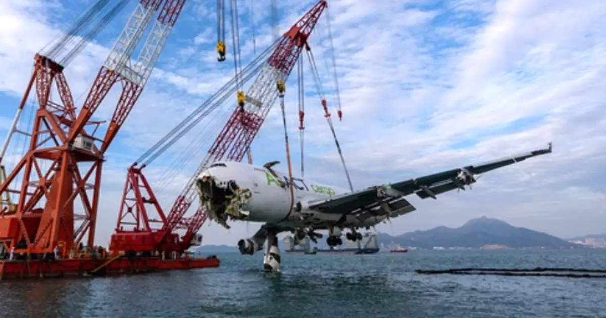 打撈團隊吊出失事貨機機身 機管局料10.27完成所有工作