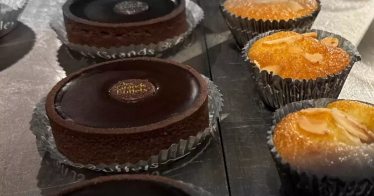 法最大自助餐廳$595一位 13個月BB坐凳要收全價 老竇無奈：全程攬住食