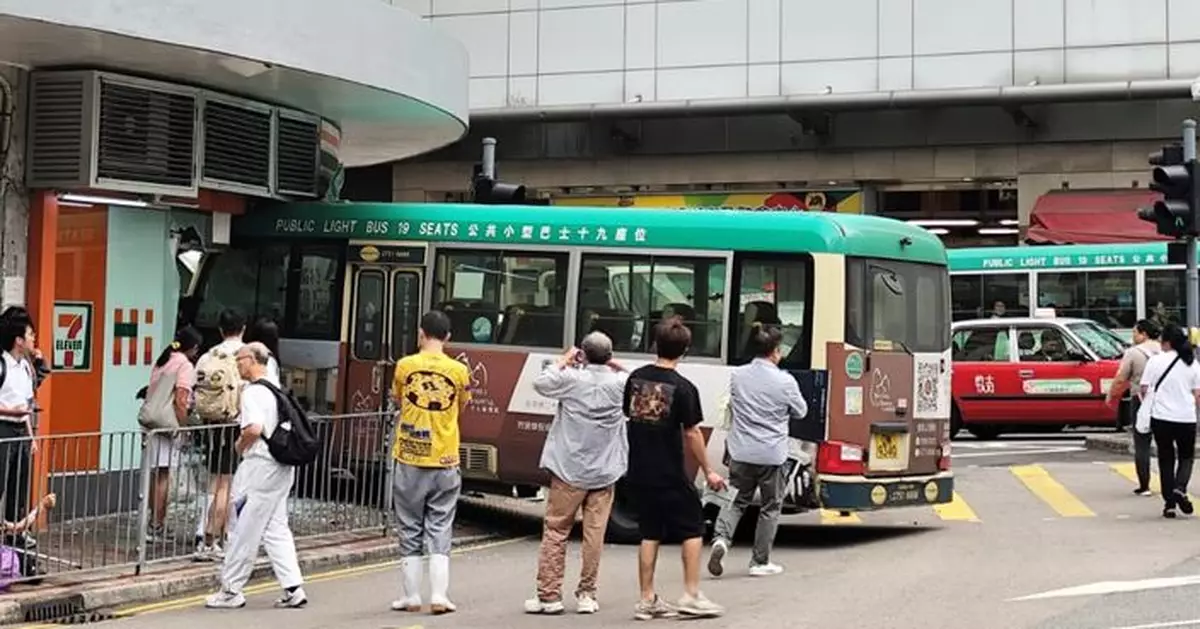 綠Van堅尼地城剷上行人路硬撼便利店　小巴司機受輕傷