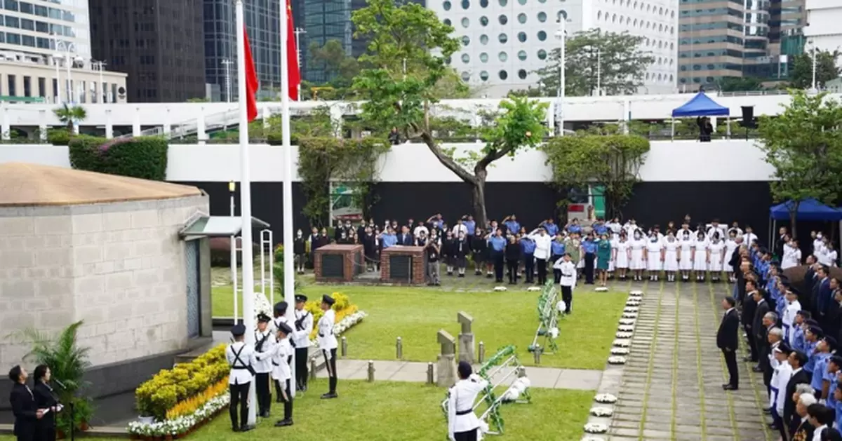 政府香港大會堂紀念花園舉行儀式 悼念保衞香港捐軀人士