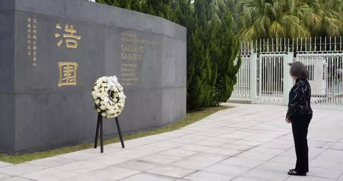 楊何蓓茵代表政府到浩園 向因公殉職公務員獻花悼念