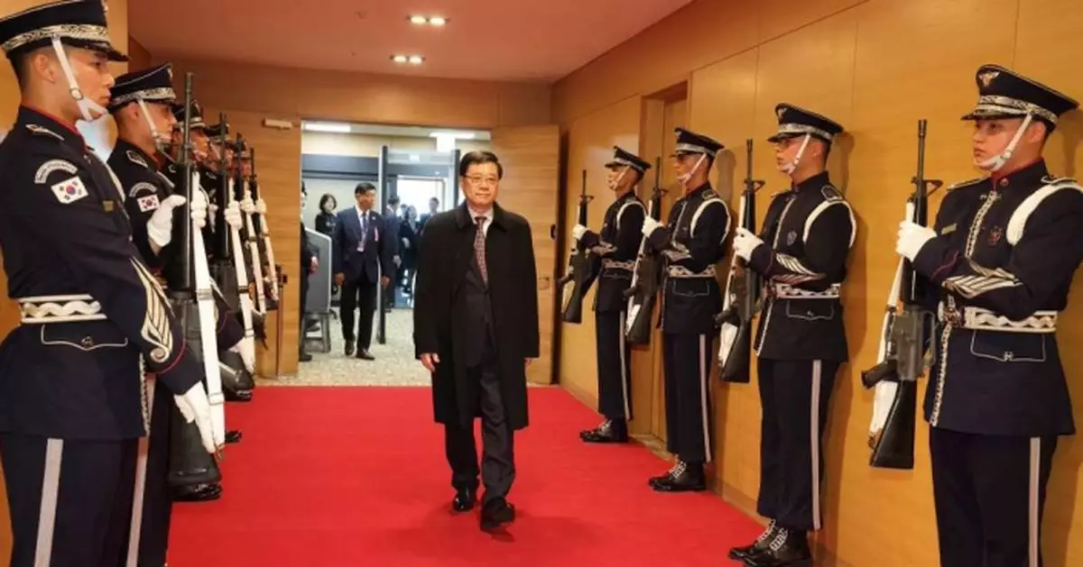 李家超抵韓將出席APEC會議 冀為本港拓展更多發展和合作機會