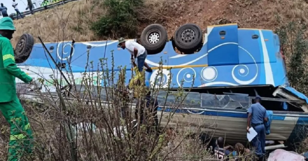 南非旅遊巴失控衝出公路墮崖 釀至少40死包括10個月大嬰兒