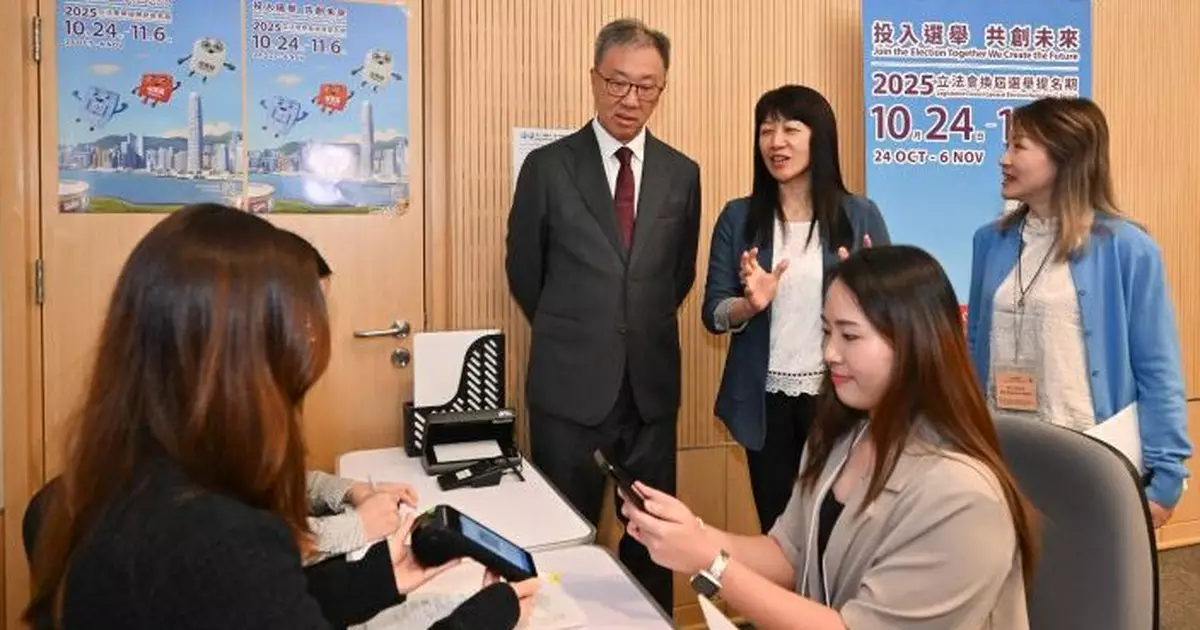 陸啟康視察選舉主任辦事處　了解接收提名表格流程