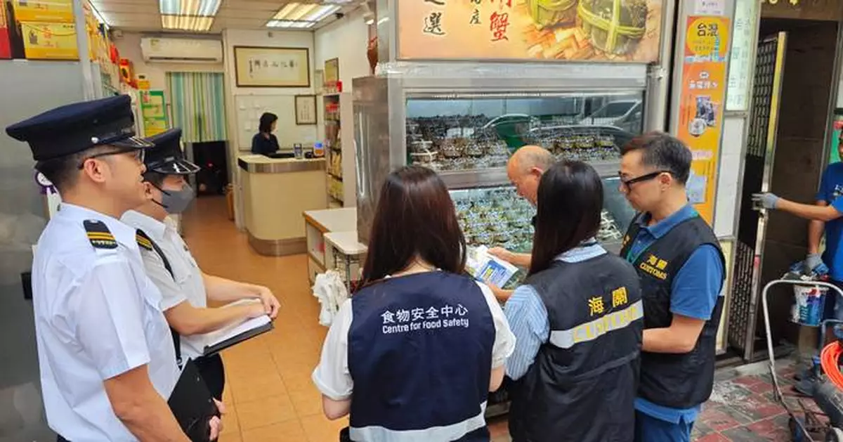 海關聯同食環署巡查大閘蟹零售店確保食物安全