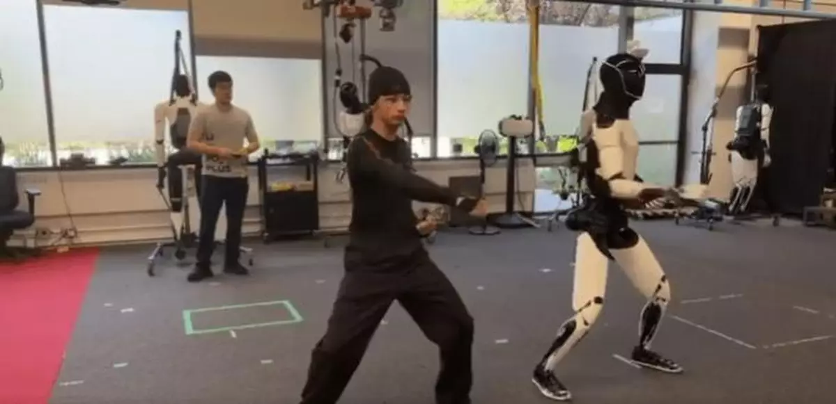 X發佈「特斯拉人形機械人」學中國功夫影片 馬斯克指：AI驅動 非遙控