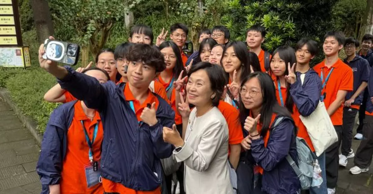 教育局局長蔡若蓮率領高中公民科學生內地考察團到訪重慶