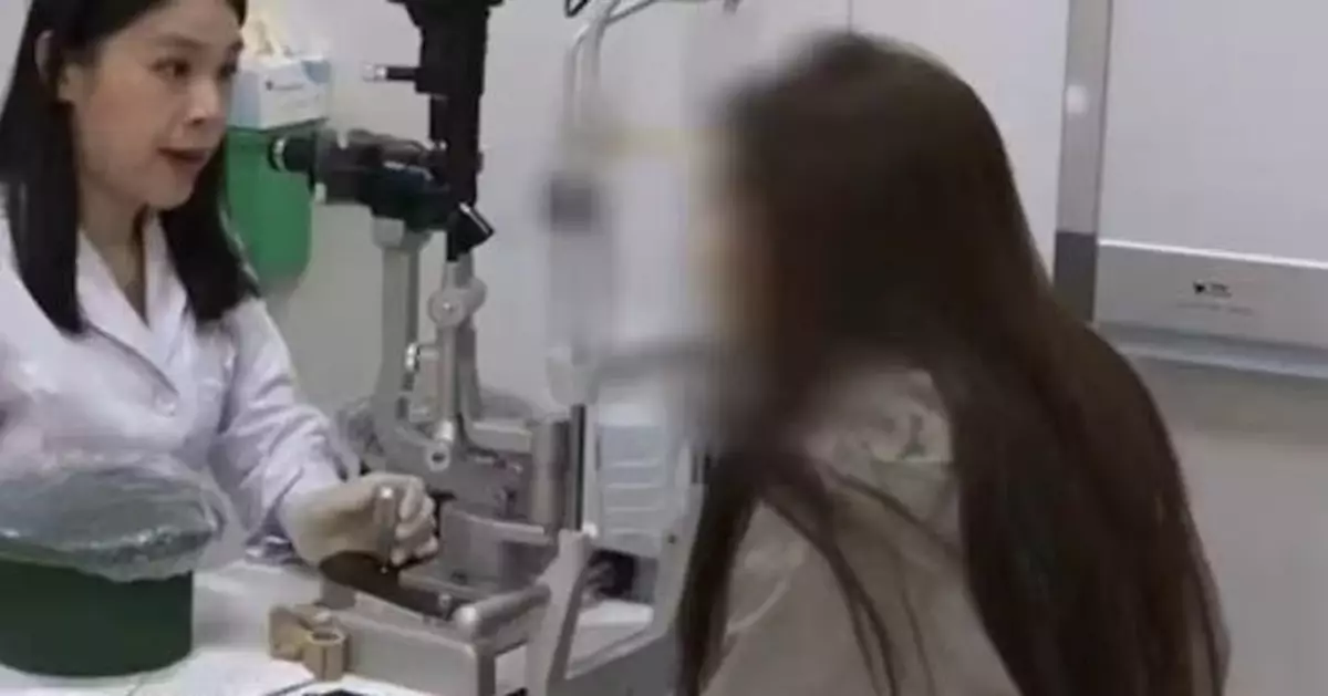 見洗衣膠囊黏成一團徒手扯開 內地女遭洗滌劑直噴入眼險失明