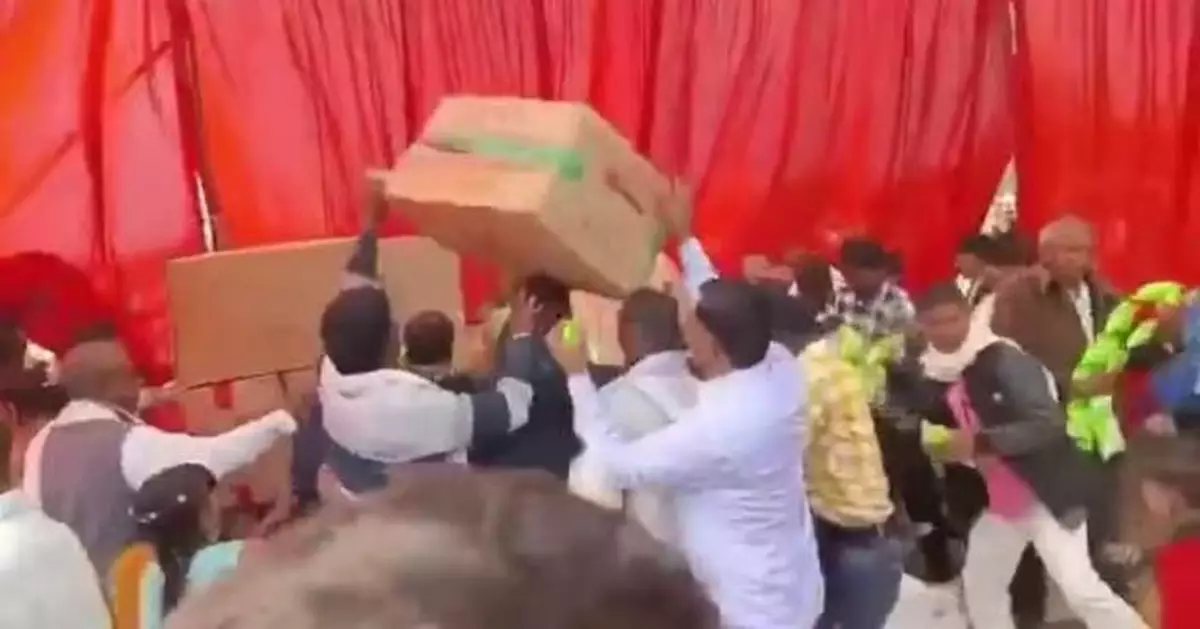 印度政府為383對弱勢家庭新人辦集體婚禮爆混亂 派餐引推擠搶食多人受傷