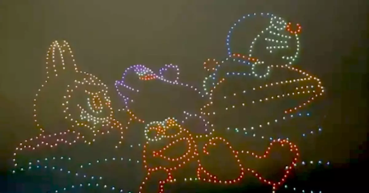 巨型充氣卡通雕塑維港展示結束 晚上無人機表演告別市民