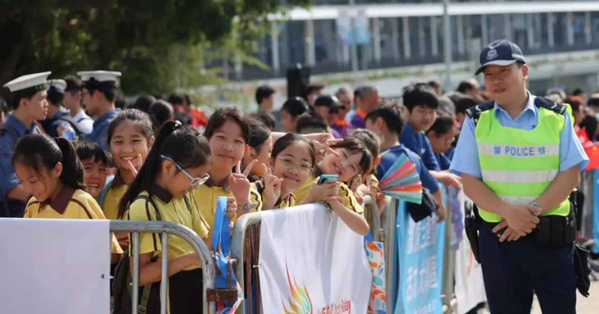 全運會｜市民師生於火炬傳遞沿途打氣