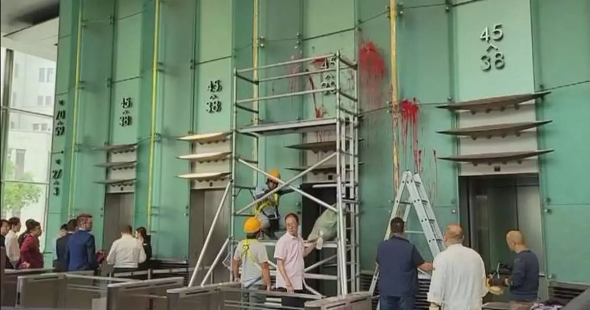 電梯大堂遭淋紅油49歲男被捕　長江：事件交警處理