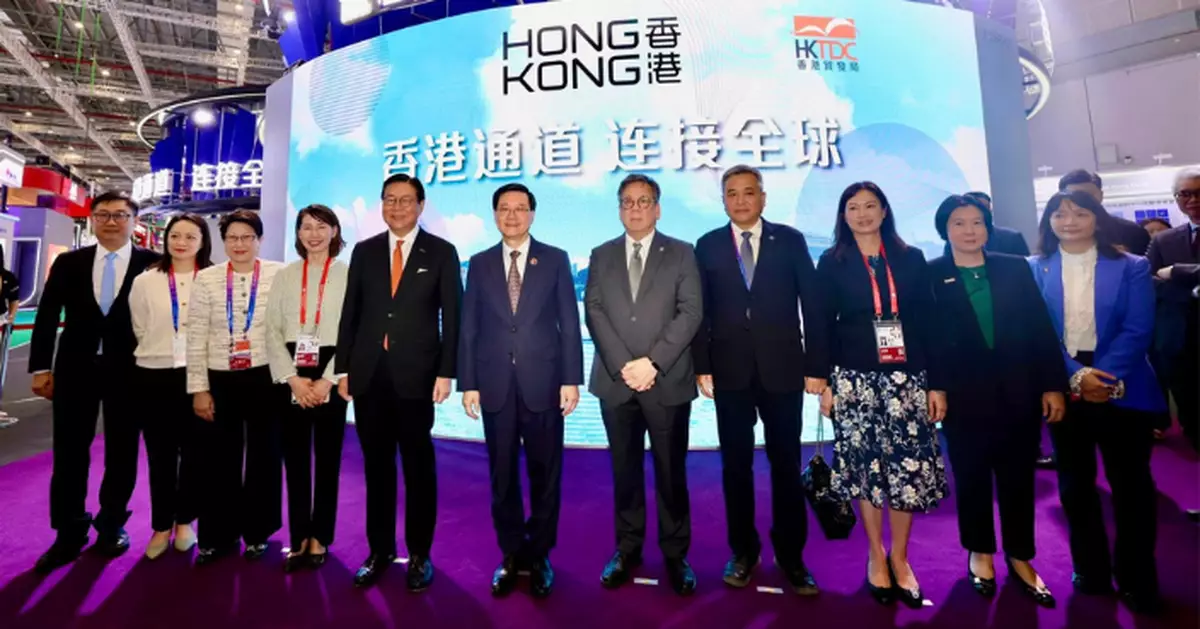 李家超﹕向李強介紹上海進博會香港展區 匯報本港各領域優勢