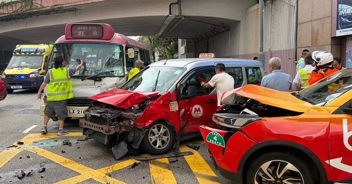 旺角MOKO商場外小巴與兩的相撞 至少5人傷