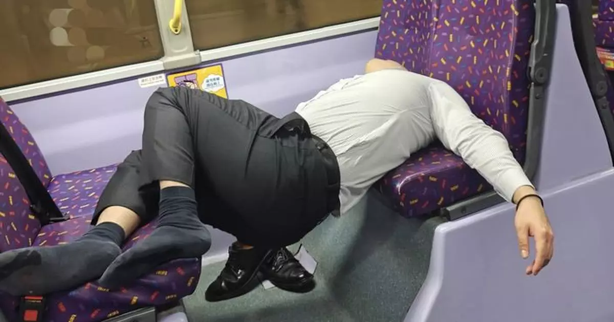 城巴醉酒男不省人事擺出高難度睡姿 網笑：睇得出佢條腰骨保養得唔錯
