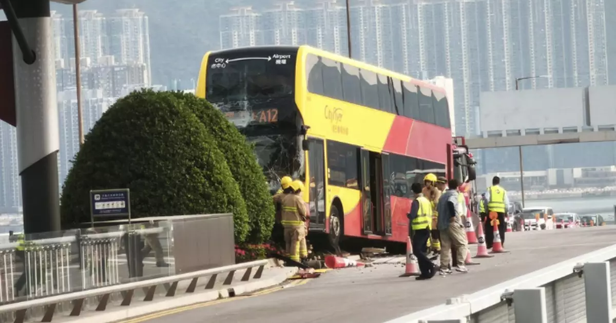 城巴機場客運大樓撞路壆18人受傷 車長被暫停駕駛職務