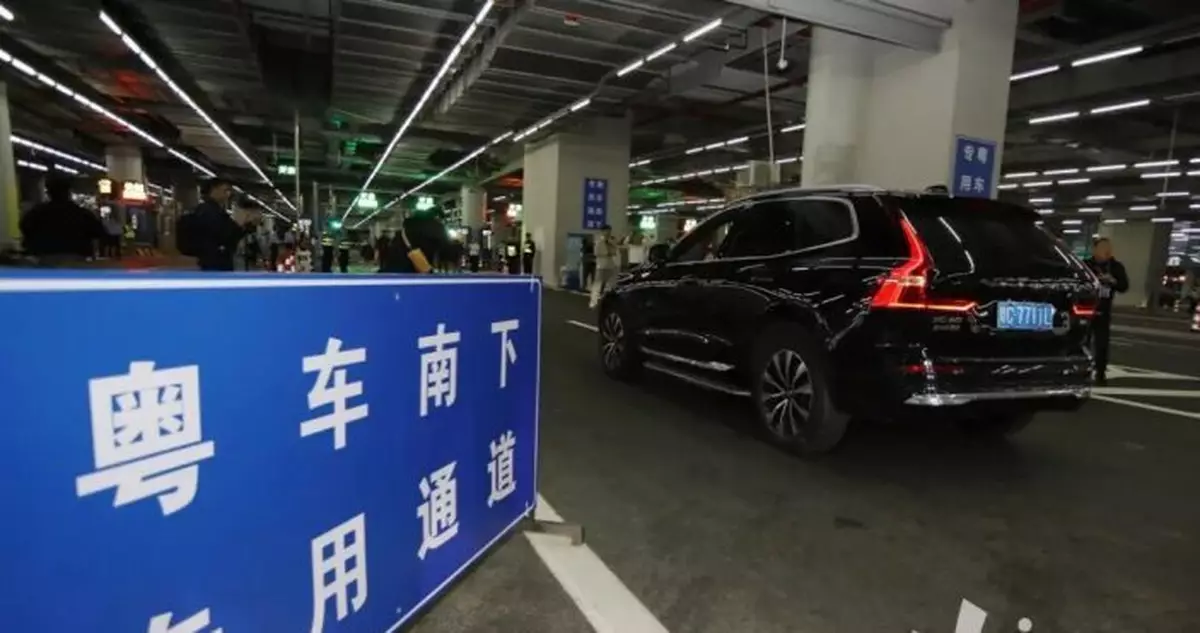 「粵車南下」首階段正式實施　首車經港珠澳大橋駛入香港口岸自動化停車場