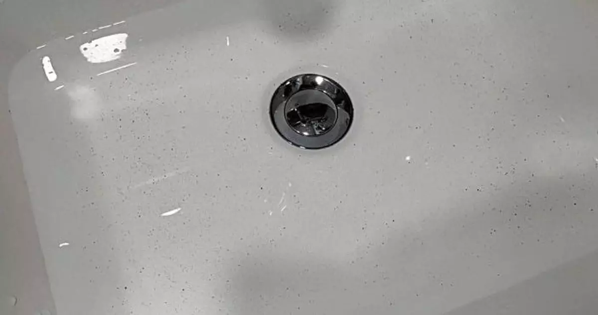 太古城食水有黑點水務署跟進 料因屋苑公共水管破損致沉積物進入