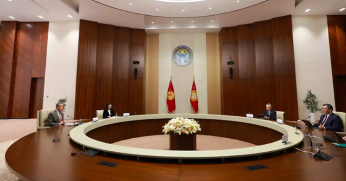 王毅到訪吉爾吉斯與總統扎帕羅夫會面　並外長庫魯巴耶夫首次戰略對話