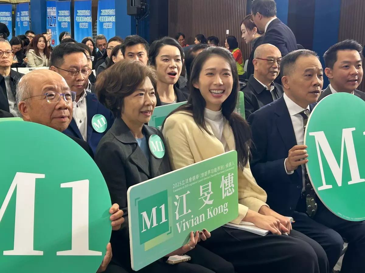 立法會功能界別旅遊界選舉論壇20日下午舉行，1號候選人江旻憓和助選團合照。巴士的報記者攝