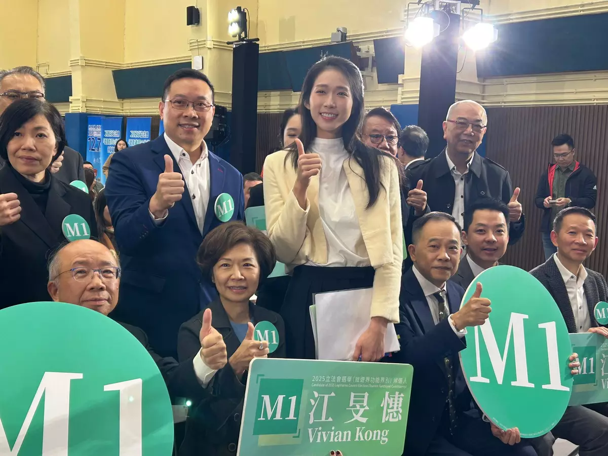 立法會功能界別旅遊界選舉論壇20日下午舉行，1號候選人江旻憓和助選團合照。巴士的報記者攝