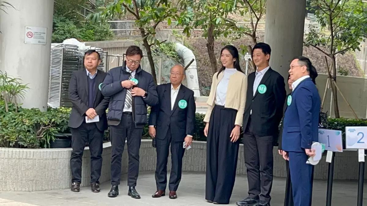 立法會功能界別旅遊界選舉論壇20日下午舉行，1號候選人江旻憓(右三)抵達會場。巴士的報記者攝