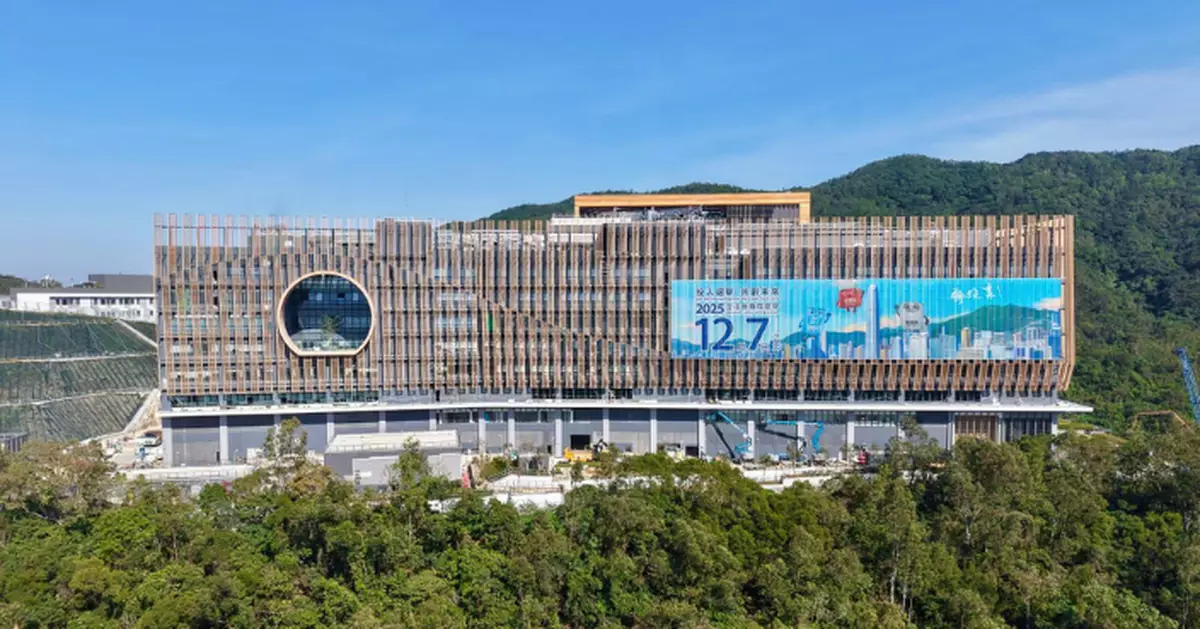 2025立法會選舉｜盧寵茂視察中醫醫院 外牆懸掛大型選舉橫額