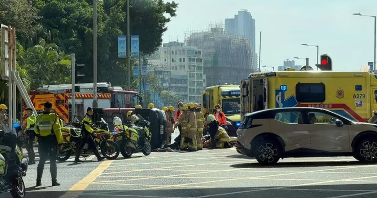 觀塘發生三車相撞意外 的士司機一度被困清醒送院