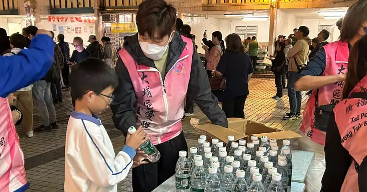 大埔五級火｜「華潤飲料」緊急調撥純淨水到場 助居民飲用水需要