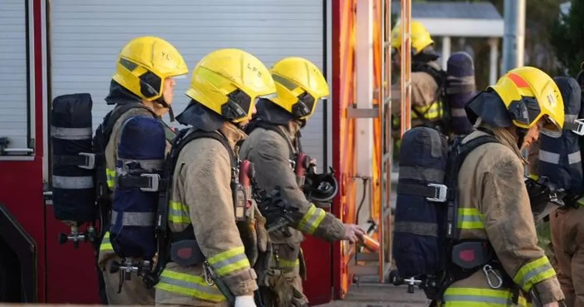 大埔五級火｜宏福苑早上仍有零星火勢 消防員換班繼續搜索及戒備
