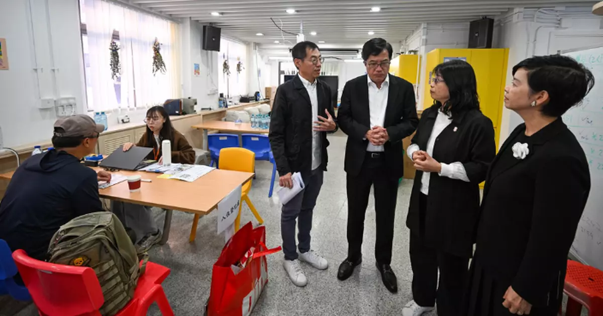 同心救災｜黃偉綸偕何永賢到元朗過渡性房屋 探訪慰問入住災民