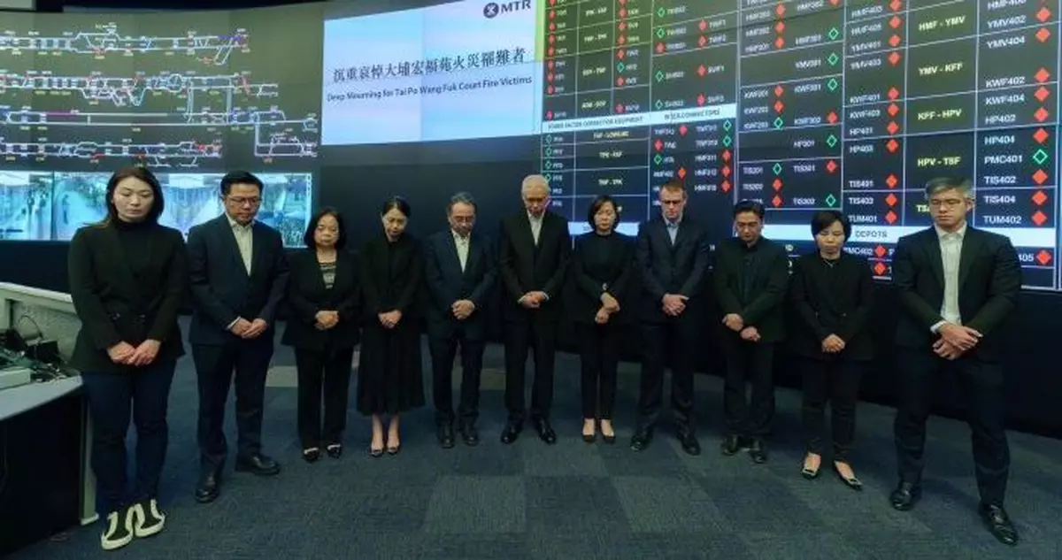 大埔五級火｜港鐵管理層默哀旗下建築下半旗誌哀 八達通大埔墟站設攤位支援居民補辦卡