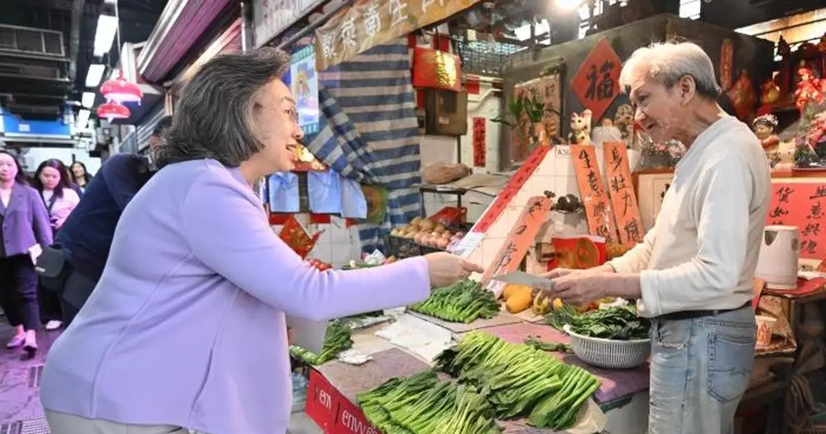 2025立法會選舉｜楊何蓓茵到駱克道市政大廈 向商販及前線公務員呼籲投票