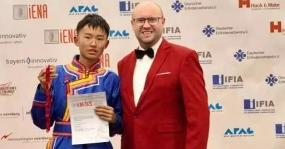 收集空氣水分為樹「解渴」 内蒙少年發明「節水裝置」奪國際發明金獎