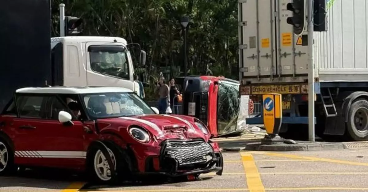 觀塘三車相撞　的士司機一度被困清醒送院