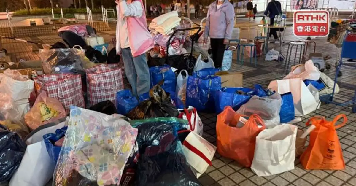 大批宏福苑居民到社區會堂暫避　市民自發捐贈物資