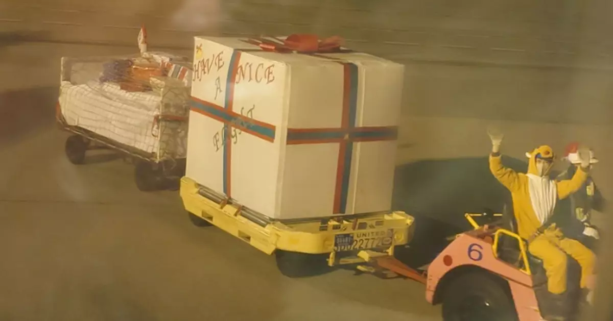 成田機場現聖誕驚喜 地勤扮聖誕老人馴鹿載「巨大禮物箱」繞機送祝福