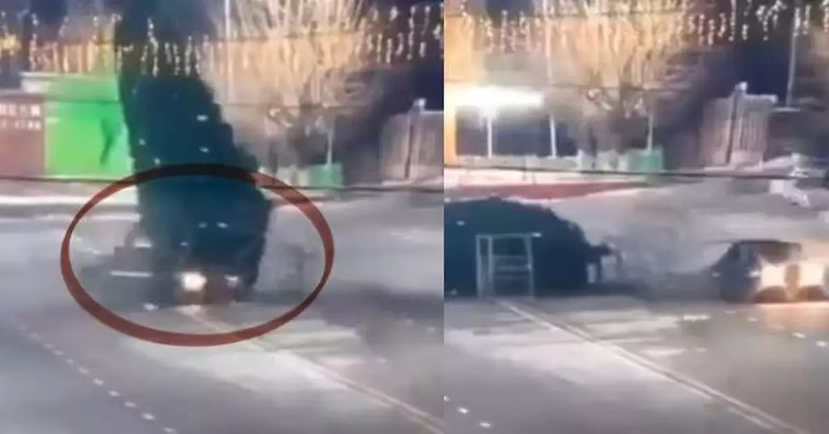 廣場內飆車甩尾炫技 哈薩克男司機失控撞塌12米高聖誕樹遭警方開罰