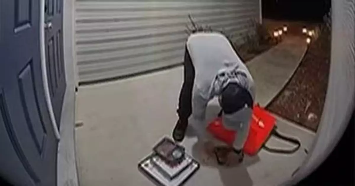 送餐雞翼跌地 美外賣員徒手執返塞回餐盒未告知顧客 全程被錄低