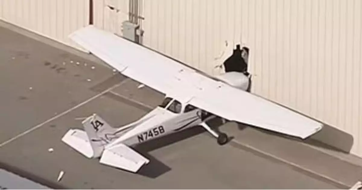 凌晨闖飛行學校偷飛機 美賊人操控失誤撞機棚牆身被捕